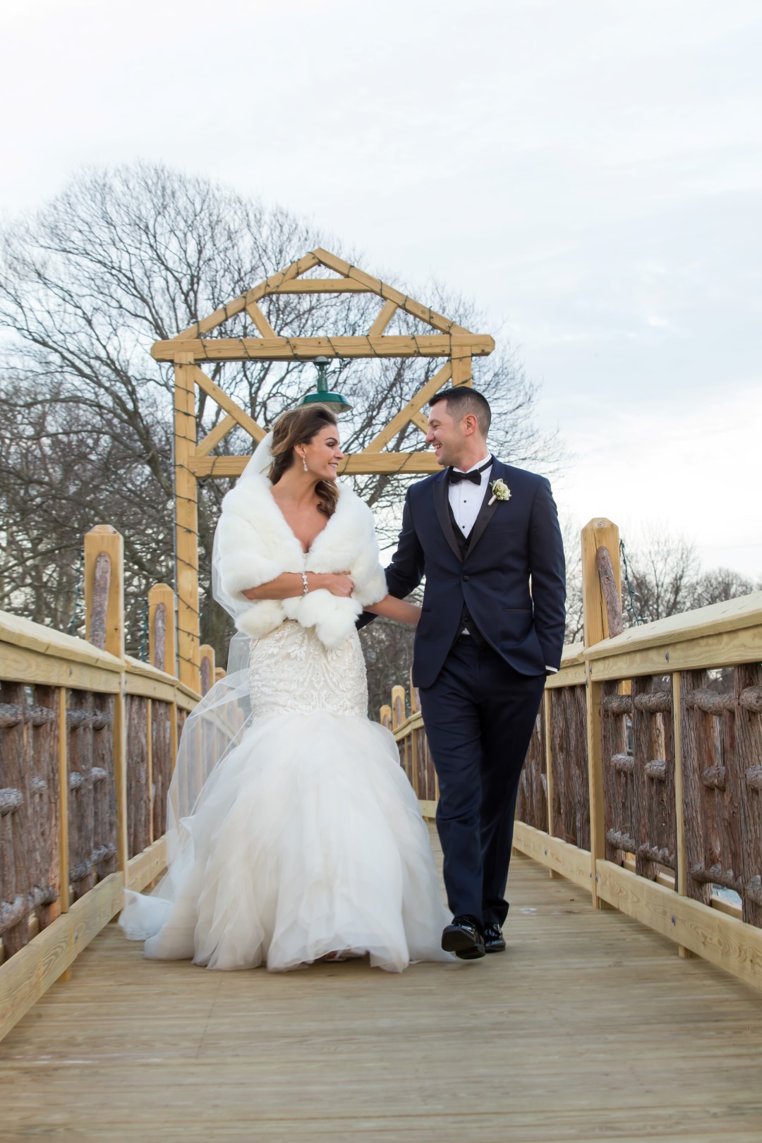 10 Bridal Poses for Wedding Photographers